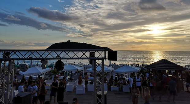 Diamante, spiaggia trasformata in «discoteca a cielo aperto». Stabilimento chiuso