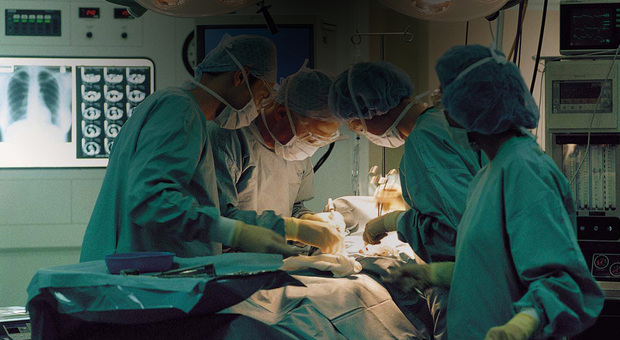 Molestie sessuali in sala operatoria: bufera sulla sanità inglese, le rivelazioni shock delle chirurghe