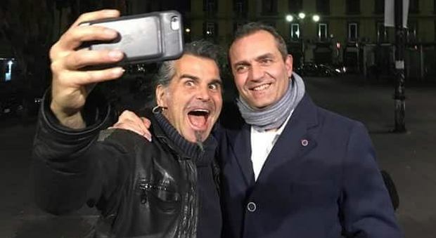 Pelù in tour a Napoli, selfie con il sindaco De Magistris
