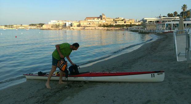 Sfida in solitaria nel Canale d'Otranto Albania-Italia in kayak per il magistrato