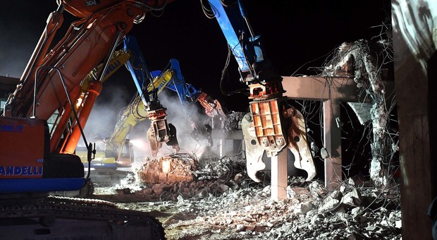 Nella foto di Autovie Venete, uno dei cantieri di demolizione dei cavalcavia lungo la A4