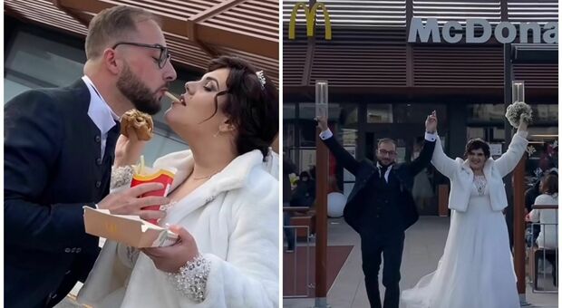 Sposi festeggiano il matrimonio da McDonald's, in posa con la patatina in bocca davanti al fast food