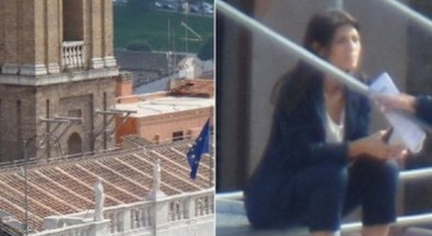 Virginia Raggi immortalata seduta sul tetto del Campidoglio (Twitter)