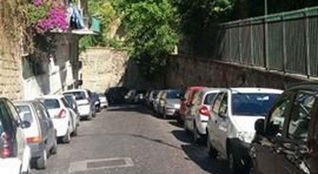 Napoli, movida violenta a Posillipo: giovane accoltellato per motivi di viabilità
