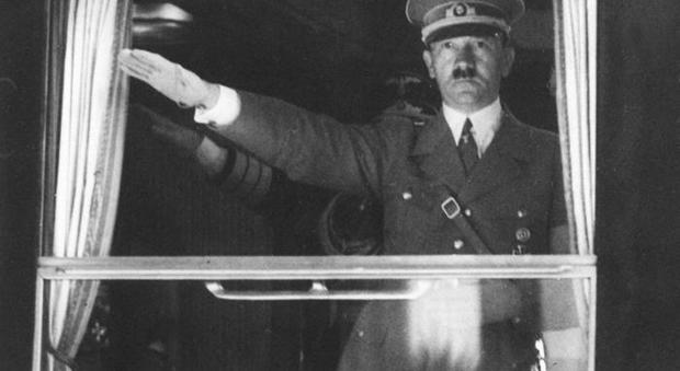 Adolf Hitler, cancelliere e dittatore della Germania. Nato nel 1889 e morto nel 1945