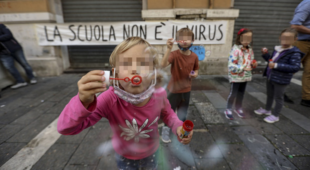 Scuole chiuse, protesta a Napoli: mamme e scuolabus scendono in piazza