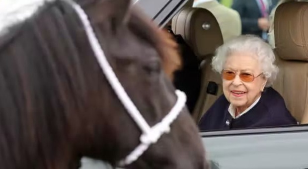 La regina Elisabetta torna in pubblico. Eccola sorridente tra i suoi cavalli