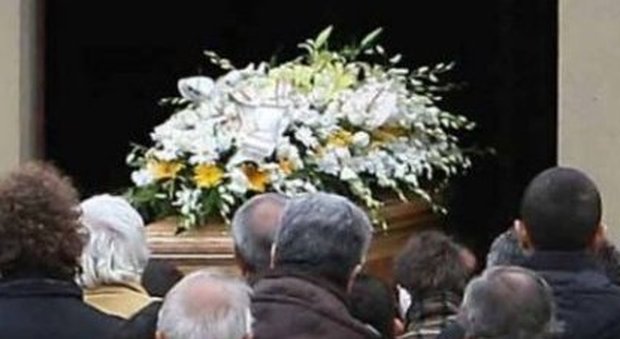 Neopatentato travolge tre persone che stavano andando a un funerale