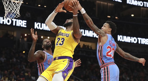 Nba, super LeBron non basta i Lakers crollano contro gli Hawks