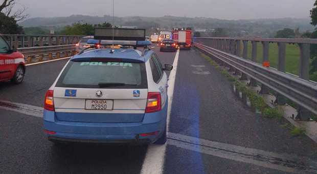 Muore nel furgone finito contro il guard rail: A1 bloccata in direzione di Roma