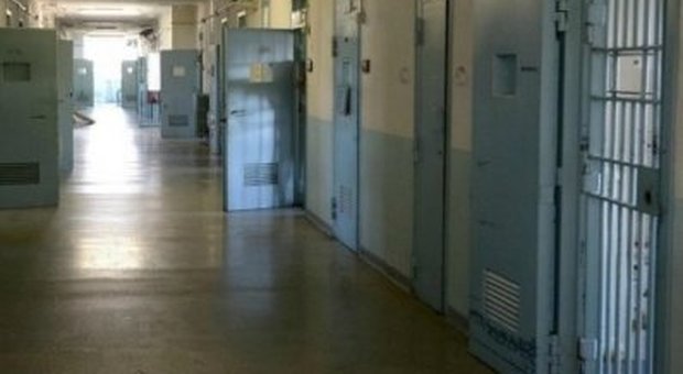 Paura in carcere: detenuto dà fuoco alla sua cella, intossicati 5 agenti