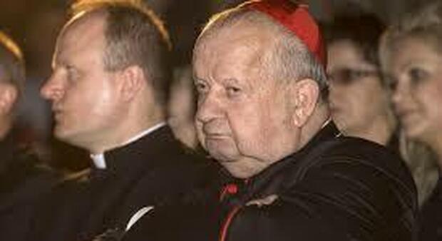 Choc in Polonia, il cardinale Dziwisz sospettato di avere insabbiato un caso di abusi ma lui nega: «Impossibile»