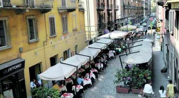 Milano, a via Brera tavolini ovunque. I residenti: "Poco spazio per emergenze". I commercianti: "Falso problema"