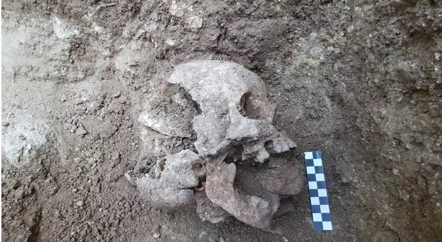 Il bimbo vampiro sepolto in un cimitero antico in Umbria: il caso affascina gli archeologi di tutto il mondo