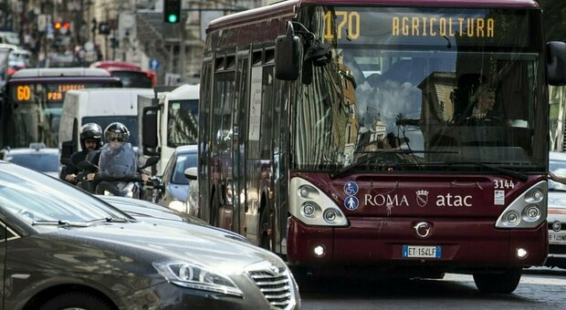 Atac, biglietto gratis su metro e bus per studenti fino a 18 anni. Ma dal 2024 la corsa unica costerà 2 euro (e non 1,50)