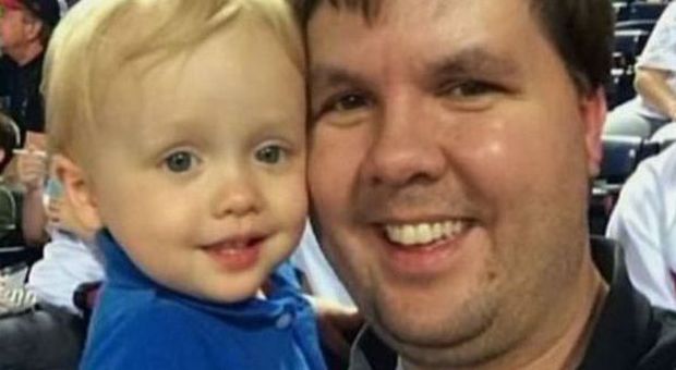 Bimbo di due anni dimenticato in auto muore di caldo, sospetti sui genitori: forse omicidio premeditato