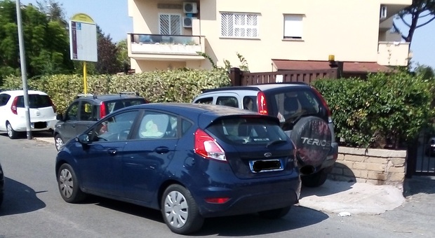 Roma, sosta selvaggia anche davanti alla scuola: auto parcheggiate sui marciapiedi e alla fermata del bus