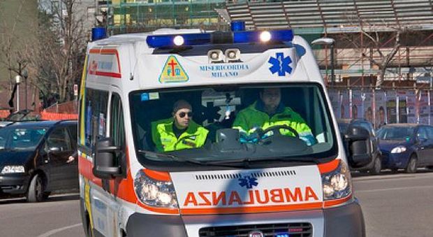 Brescia, si prende a schiaffi da solo al parco: portato via in ambulanza