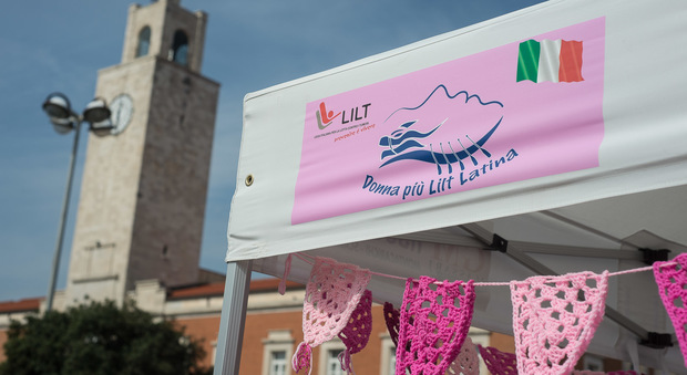 Bombardamento di filato rosa in piazza contro il tumore al seno