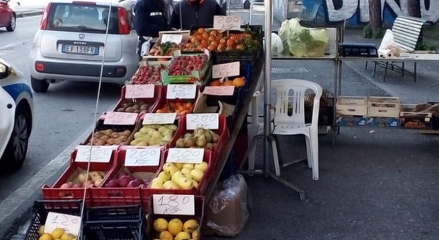 Maxi blitz della polizia municipale a Napoli, mezza tonnellata di cibo sequestrato
