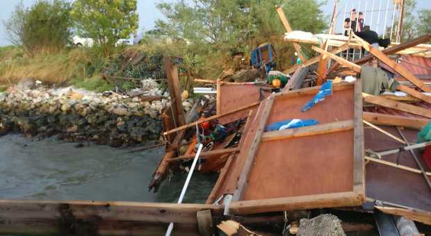 Una delle strutture dei pescatori distrutte a Porto Tolle