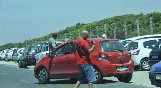 Coronavirus Roma, ai "cancelli" di Ostia sosta vietata alle auto: «Al mare solo con i bus»