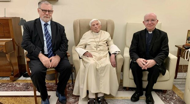 Le condizioni fragili di Ratzinger, i due dolori che lo hanno indebolito sempre di più, ecco quali