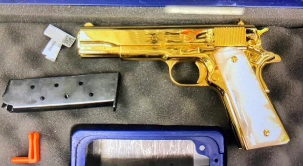 Viaggia pistola d'oro in valigia: smascherata all'aeroporto, donna rischia 10 anni di carcere