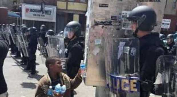 Baltimora, bimbo dà acqua a poliziotti: gesto diventa simbolo di speranza