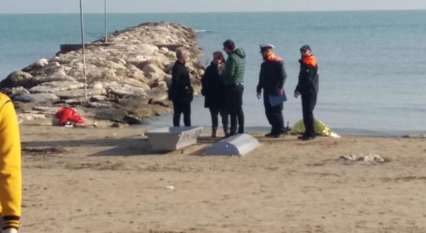 Un pescatore vede un corpo a terra: una donna trovata morta in spiaggia