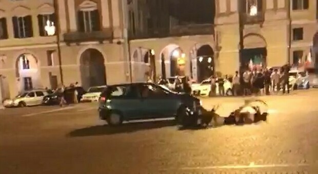 Festeggiamenti per la vittoria dell'Italia, albanese ubriaco travolge un motorino nell'isola pedonale