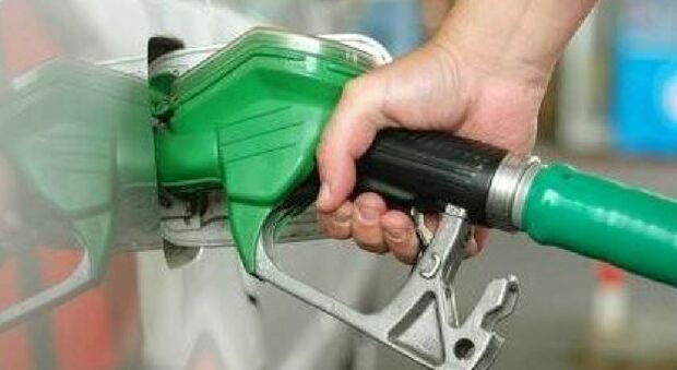 Caro carburante, oltre il confine la Slovenia mette un tetto ai prezzi di benzina e diesel