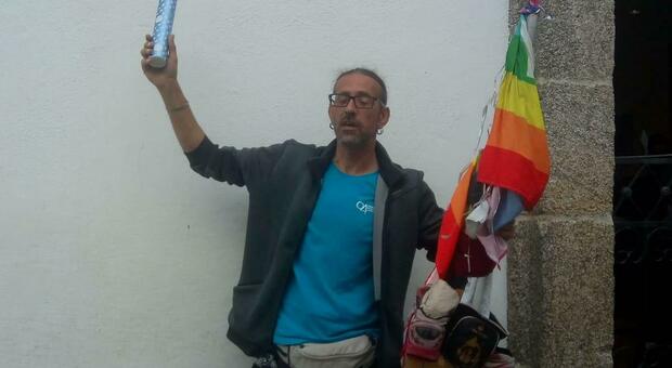 Giulio Votta, pellegrinaggio sui trampoli: 160 chilometri da L'Aquila a Santiago De Compostela