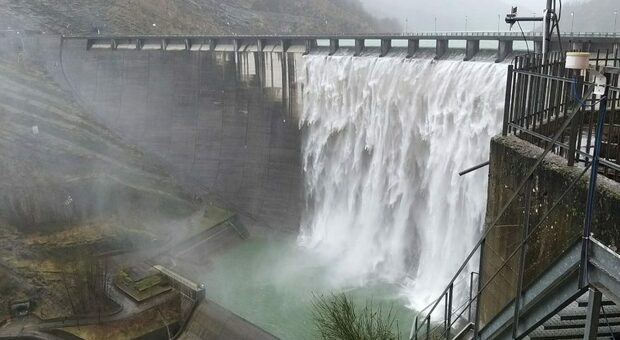 Ridracoli, la gigantesca diga tracima: è pieno l'invaso anti siccità con 33 milioni di metri cubi di acqua potabile