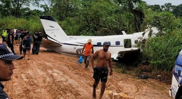 Aereo da turismo precipita in Amazzonia, 14 morti: caduto poco dopo il decollo per le forti piogge