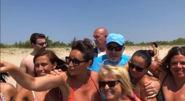 Vasco Rossi in vacanza in Puglia, in spiaggia è bagno di folla