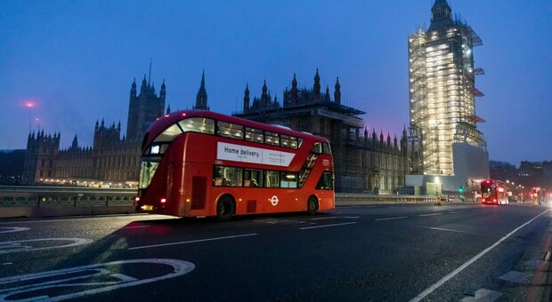 Spia cinese infiltrata nel parlamento inglese: i servizi segreti avvertono Westminster