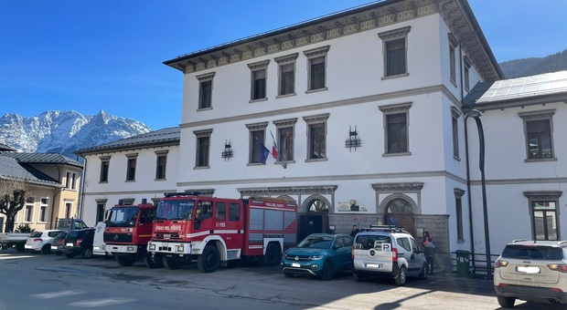 I vigili del fuoco oggi alla scuola media di Auronzo che è stata evacuata