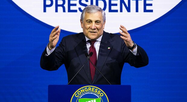 Tajani eletto per acclamazione segretario di Forza Italia: «Grazie di cuore a tutti»
