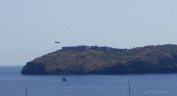 L'elicottero di Stato atterra sull'isola di Santo Stefano
