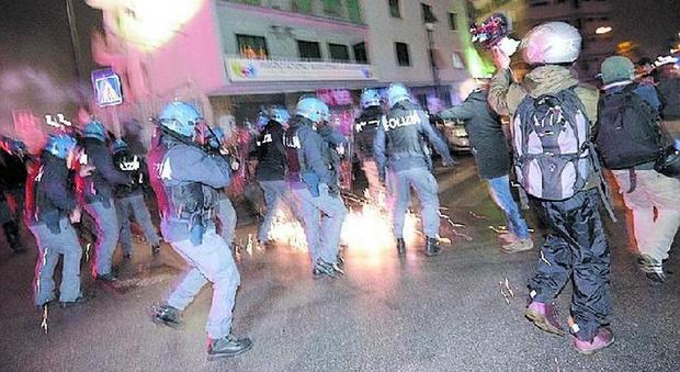 Guerriglia alla stazione di Napoli, pietre e bombe carta contro Casapound e la polizia: fermati 22 manifestanti
