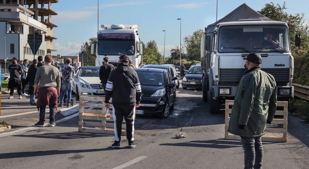 Lockdown ad Arzano, nuova protesta in piazza: traffico bloccato sulla circonvallazione esterna