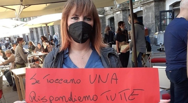 Femminicidio, a Napoli flashmob per Ornella Pinto in piazza Dante: «Se toccano una, rispondiamo tutte»