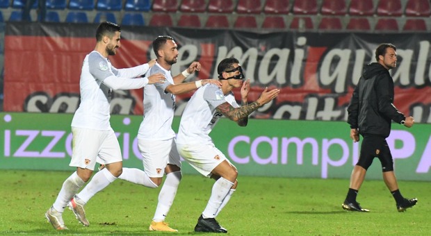 Il Benevento vola sulle ali di Lapadula: 2-0 contro il Crotone, in gol Letizia
