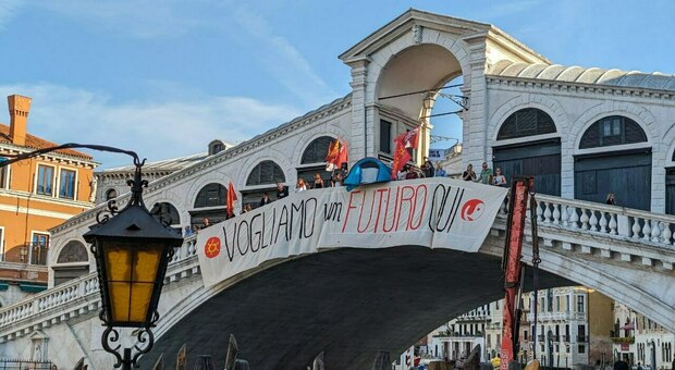 Caro studi, studenti appendono uno striscione sul Ponte di Rialto: «Vogliamo un futuro qui. L'università costa 12mila euro all'anno, un privilegio»