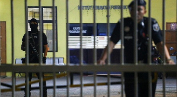 Malesia, uccide la sua ragazza, dorme con lei e poi brucia il corpo: condannato a morte