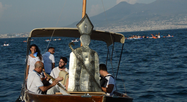 San Gennaro sulla canoa, è la prima processione in mare