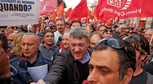 Fiom in piazza a Roma contro il Jobs Act, Landini: "Basta spot e balle. Renzi peggio di Berlusconi"