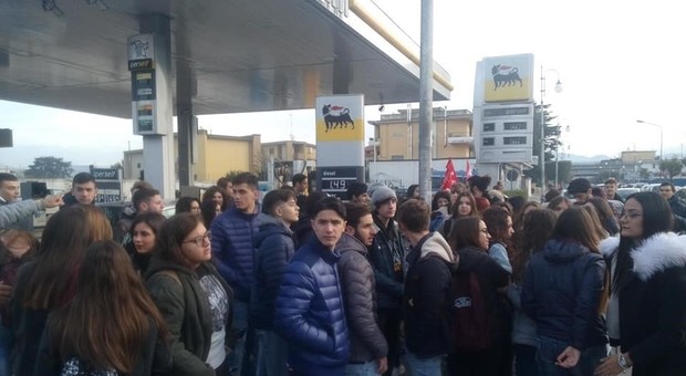 Studenti e Cobas contestano Di Maio a Pomigliano: slogan, striscioni e un blocco stradale