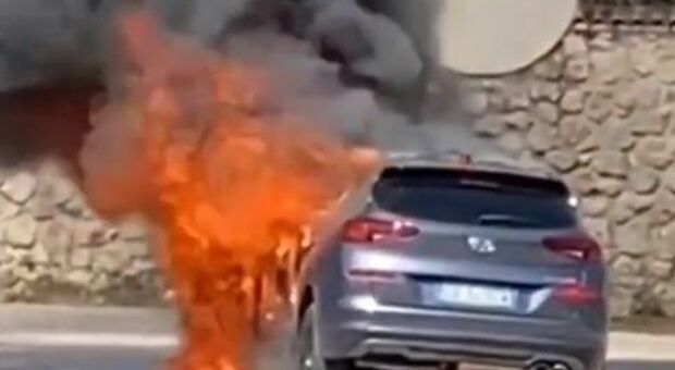 Auto prende fuoco tra Morolo e Ferentino, fiamme anche nel vicino bosco